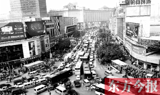在這兒“淘金”真心不易 鄭州火車站批發(fā)市場動員外遷 在這兒“淘金”真心不易 鄭州火車站批發(fā)市場動員外遷