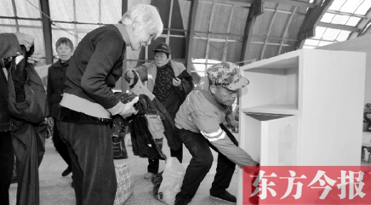 11月5日，孫德坤把棉衣送到今報(bào)的一處“愛(ài)有所衣”站點(diǎn)