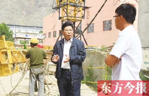 新鄉(xiāng)市援疆前方指揮部指揮長、伊吾縣委副書記鄭援越（中）深入一線調研