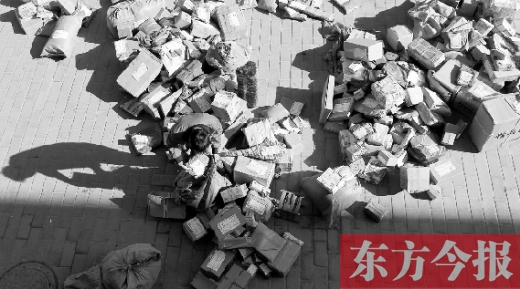 “雙十一”后，快遞員忙著送包裹，連水也不敢喝