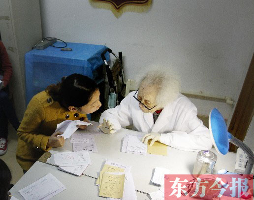 昨日，97歲的“醫(yī)生奶奶”胡佩蘭在給患者看病