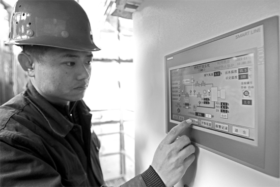 宗希明在“政七街煤改氣項(xiàng)目” 工程工地。高科技完全取代了老式燃煤鍋爐笨重、復(fù)雜的管理和控制