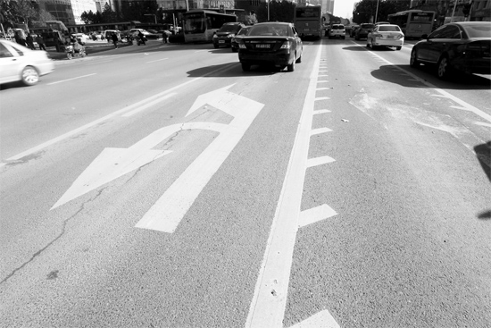 昨日，鄭州市金水路未來路口的“魚刺”車道，好多司機(jī)不知道咋走