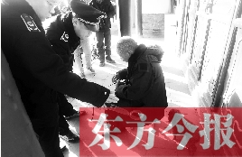 昨日，鄭州市管城區(qū)執(zhí)法局對(duì)轄區(qū)一只狗狗檢查是否辦過(guò)證 東方今報(bào)首席記者 劉棟杰 攝