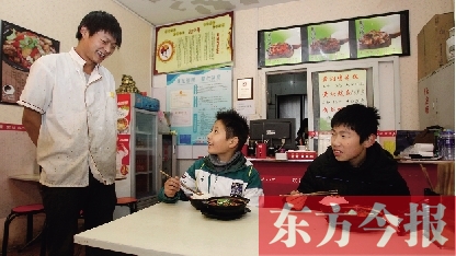 11月30日，鄭州市81中的兩位學(xué)生用勞動為自己掙了一頓中午飯，心里很高興