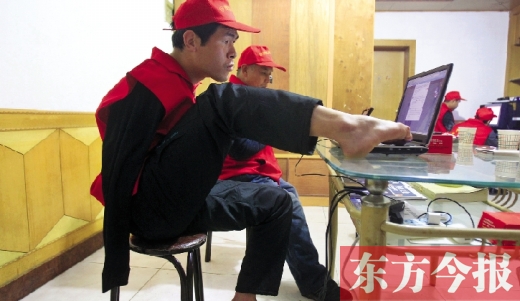 12月2日，一名“豫殘聯(lián)盟”志愿者正通過網(wǎng)絡、微博等聯(lián)絡著各地殘疾人朋友 東方今報首席記者 張曉冬