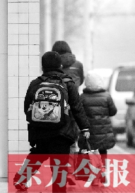 一名學(xué)生背著書包走出校門準(zhǔn)備回家。教育部發(fā)布規(guī)定，其中明確規(guī)定教師收禮、有償補(bǔ)課等行為將受到相應(yīng)處分