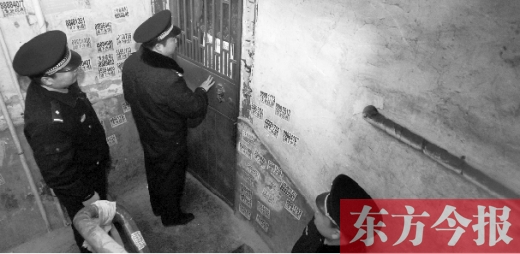 12月3日，鄭州市隴海路。執(zhí)法人員欲進(jìn)入一戶未辦狗證的居民家中，強(qiáng)行將狗帶走