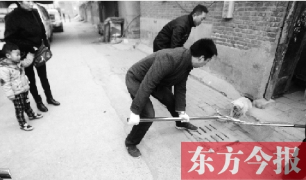 12月3日，鄭州市隴海路。執(zhí)法人員對(duì)一只“辦了證卻不系繩”的狗進(jìn)行捕捉