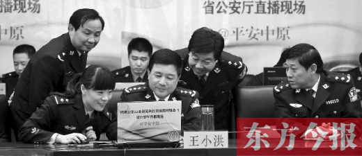 省公安廳廳長王小洪（中）和微博網(wǎng)友在進(jìn)行交談，發(fā)現(xiàn)問題現(xiàn)場馬上解決