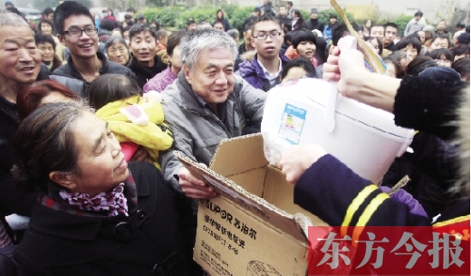 昨日，鄭州金源第一城小區(qū)。除了能領(lǐng)到地鐵試乘劵，還有獎品可拿