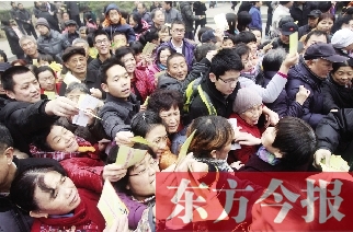 昨日，鄭州金源第一城小區(qū)。小區(qū)居民迫不及待地將自己為鄭州地鐵寫下的祝福語放進抽獎箱