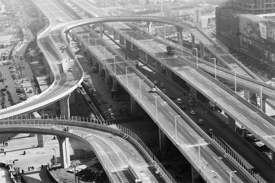 昨日，已經(jīng)開始施劃交通標(biāo)線的鄭州市三環(huán)快速路北環(huán)高架橋部分