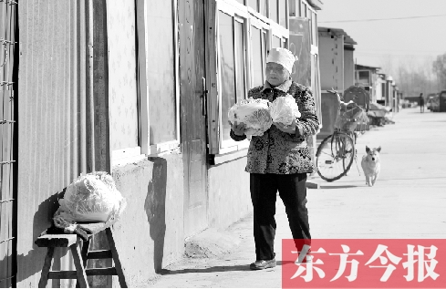 在京水村的臨時過渡區(qū)內，62歲的村民白小英對未來的生活充滿期待