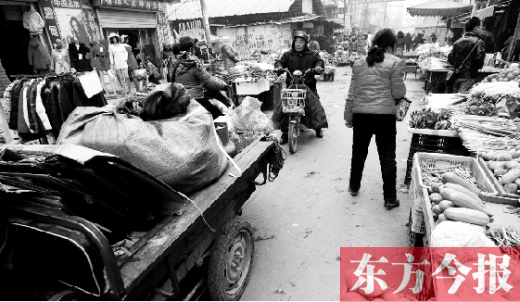 和所有的都市村莊一樣，老鴉陳也充滿著形形色色的人，窄窄的巷子因占道經(jīng)營變得更加狹窄