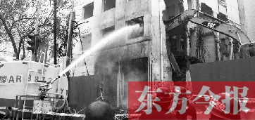 昨天早上8點(diǎn)半，鄭州市農(nóng)業(yè)路一拆遷工地，用兩臺(tái)噴水車噴水除塵，有效地阻止了施工揚(yáng)塵