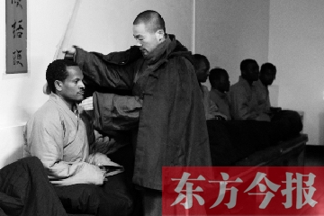 少林功夫講究禪武合一，坐禪當(dāng)然少不了,別看就是坐坐，姿勢(shì)都要師傅教