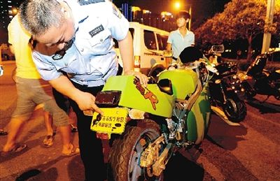 交警在CBD查處飆車(chē) 交警在CBD查處飆車(chē)