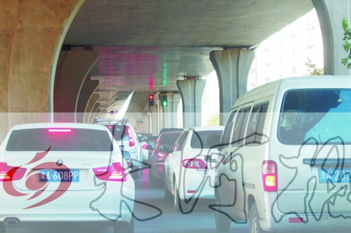 交警在東風(fēng)路從北向南上橋口處擺上反光錐，間歇放行