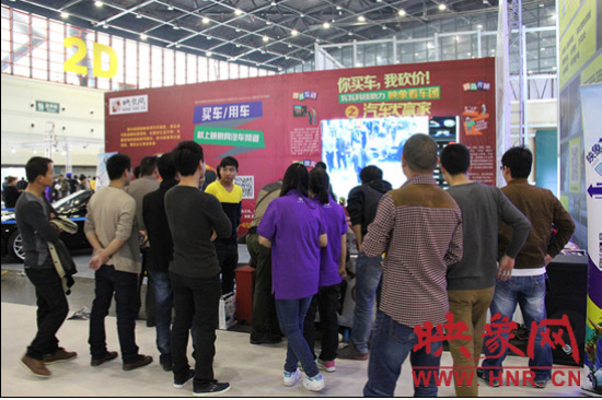 映象網(wǎng)展臺前感應游戲吸引圍觀的朋友 映象網(wǎng)展臺前感應游戲吸引圍觀的朋友