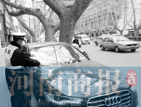 鄭州交警將嚴查路邊亂停車 鄭州交警將嚴查路邊亂停車