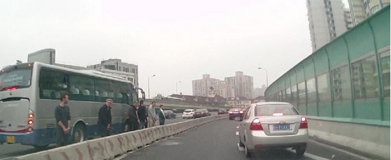 6名老外在上海高架橋上集體小便 警方調(diào)查 6名老外在上海高架橋上集體小便 警方調(diào)查