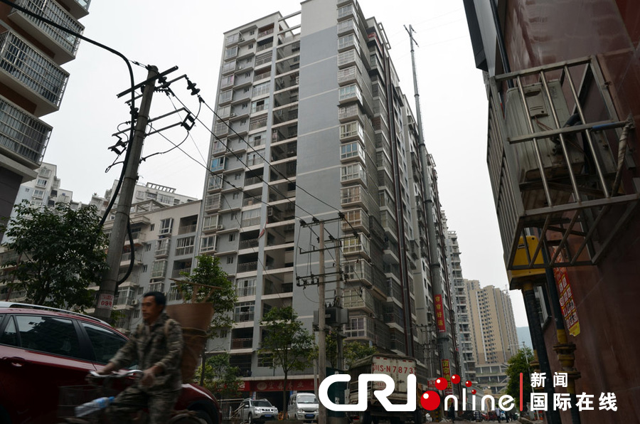 2013年4月2日，四川達(dá)城，電線桿足足有19層樓高，而且離小區(qū)住戶的房屋很近。圖片來源:張?bào)K/CF