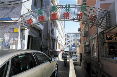 昨日，從事活禽宰殺的許某確認(rèn)為感染H7N9禽流感確診病例，其所工作的南京江寧區(qū)東新農(nóng)貿(mào)市場(chǎng)仍正常營(yíng)業(yè)