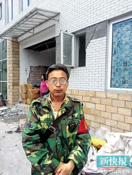 被免副鄉(xiāng)長楊成毅成災區(qū)首位免職干部，接受新快報記者采訪時稱：“服從組織決定，大難當前官位不要緊”