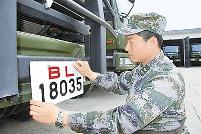 駐京某部上士高振超正在認真更換新式軍車號牌?！　　”緢笥浾摺∫『綌z
