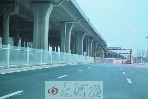 下穿隧道限高3米，不影響公交車通行。