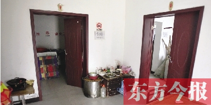 男廁洗漱池前，堆放著大量家電、家具等生活用品