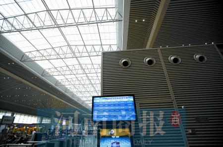 　鄭州東站三樓候車大廳，雖然空調(diào)處有涼風(fēng)吹出，但陽光通過頂棚照進(jìn)，導(dǎo)致整個大廳的空調(diào)制冷效果不明顯