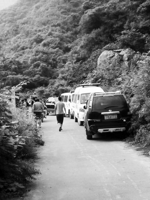 　搜救人員正在出事地點(diǎn)進(jìn)行搜救