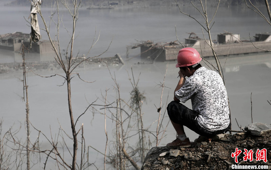7月14日，四川綿陽，在水下沉寂了5年多的北川漩坪鄉(xiāng)浮出水面，如海市蜃樓飄浮在堰塞湖水面，回來看自己
