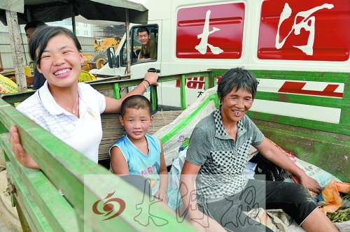 鄭州企業(yè)爭(zhēng)買(mǎi)愛(ài)心瓜 開(kāi)封瓜農(nóng)3500斤西瓜被買(mǎi)空 鄭州企業(yè)爭(zhēng)買(mǎi)愛(ài)心瓜 開(kāi)封瓜農(nóng)3500斤西瓜被買(mǎi)空