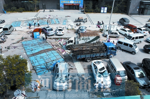 昨日上午，事發(fā)現(xiàn)場仍停有多輛被砸變形的汽車