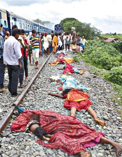 19日，事故現(xiàn)場遇難者的遺體。