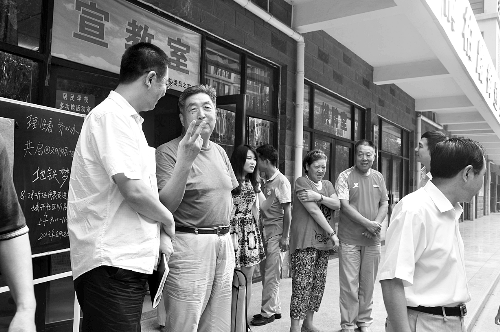 盧法舜（左二）伸出兩根手指，建議實行2元通票制。