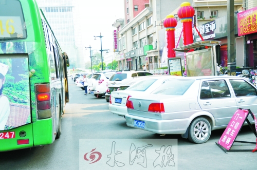 洛陽(yáng)公交車站點(diǎn)成私家停車場(chǎng) 停車辦回應(yīng)稱涉嫌違法 洛陽(yáng)公交車站點(diǎn)成私家停車場(chǎng) 停車辦回應(yīng)稱涉嫌違法