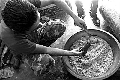 10日，敘反對(duì)派人員正在制作武器。