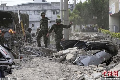 10月15日，菲律賓中部地區(qū)發(fā)生7.2級(jí)地震，災(zāi)情持續(xù)擴(kuò)大，菲官方稱地震已造成宿務(wù)、保和等省份數(shù)十人遇難，數(shù)百人受傷，大批建筑物受損。圖為菲律賓軍方在搜救被困者。