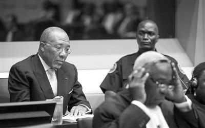 9月26日，荷蘭海牙，利比里亞前總統(tǒng)查爾斯·泰勒在法庭接受審判。