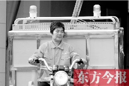 鄭州市金水區(qū)目前發(fā)放的第一批30輛新垃圾清運(yùn)車(chē)，已投入使用