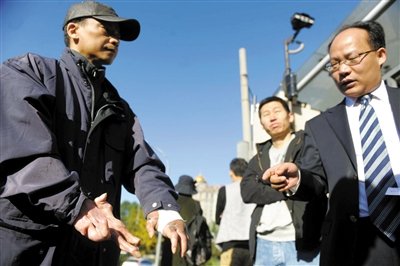 常林鋒在法院外展示雙手,他稱被燙傷的手因刑訊逼供且未得到及時救治 常林鋒在法院外展示雙手,他稱被燙傷的手因刑訊逼供且未得到及時救治