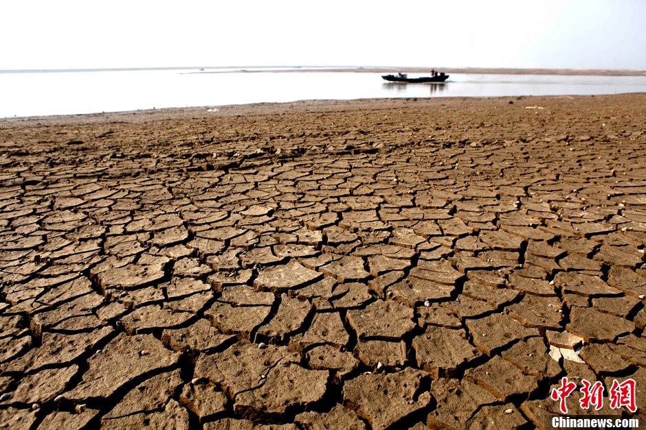10月28日，在江西省都昌縣印山附近水域拍攝的龜裂的鄱陽湖湖床。