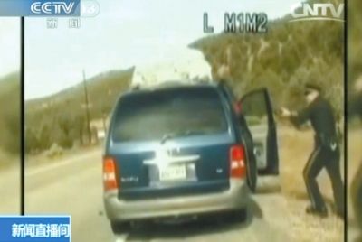 1察第一次讓費(fèi)雷爾下車(chē)。