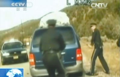 費(fèi)雷爾再次上車(chē)，警察拿警棍砸車(chē)窗。