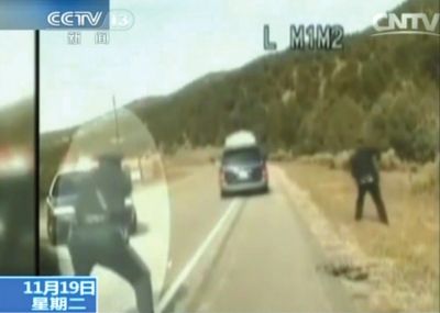 費(fèi)雷爾駕車(chē)逃走，警察連開(kāi)數(shù)槍。央視截圖