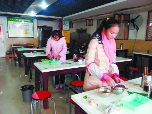 參加體驗的兩名學(xué)生成功“入職”后,開始收拾餐桌。